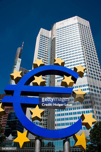 giant euro sign and ezb european central bank - europeiska centralbankens säte bildbanksfoton och bilder