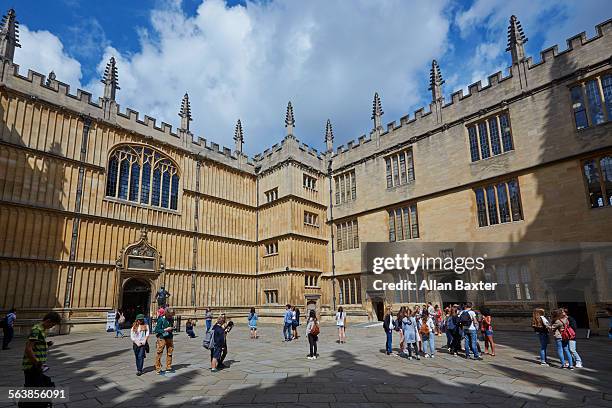 courtyard of the bodlean library in oxford - bodleian library stock pictures, royalty-free photos & images