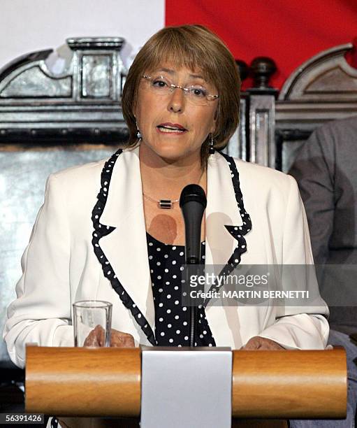 La candidata oficialista a la presidencia de Chile, Michelle Bachelet, habla durante un acto solemne en el ex congreso nacional en Santiago, el 08 de...