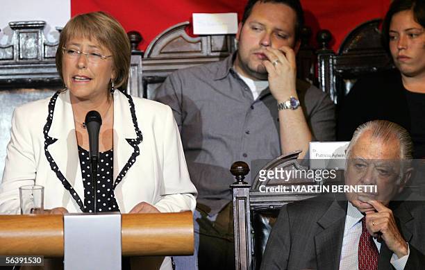 La candidata oficialista a la presidencia de Chile, Michelle Bachelet , ofrece un discurso junto a sus hijos Sebastian y Francisca Davalos y al ex...