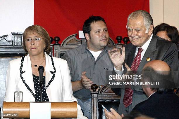 La candidata oficialista a la presidencia de Chile, Michelle Bachelet , es aplaudida por su hijo Sebastian Davalos y el ex presidente chileno...