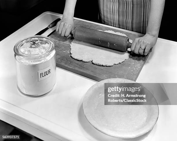 1920s 1930s 1940s ROLLING PIN FLOWER APRON HANDS BAKING PIE