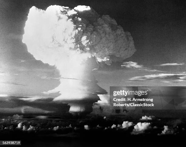 MUSHROOM CLOUD FROM ATOMIC BOMB SET OFF IN SOUTH PACIFIC DURING OPERATION IVY