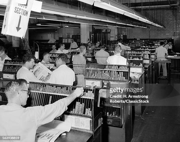 1950S MEN WORKING IN NEWSPAPER ADVERTISEMENT COMPOSING ROOM SETTING AD TYPE