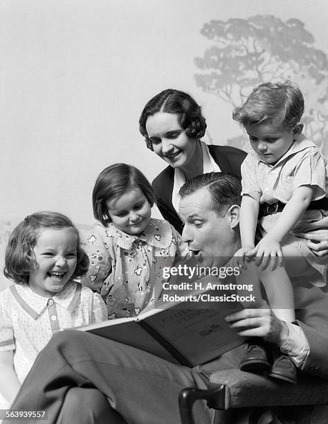 1930s FAMILY OF FIVE GROUPED AROUND FATHER READING CHILDREN'S PUNCH BOOK