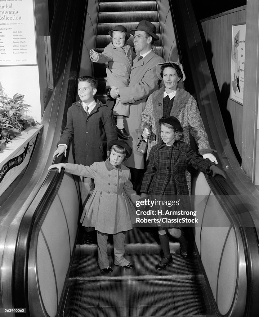 1950s SMILING FAMILY OF 6...