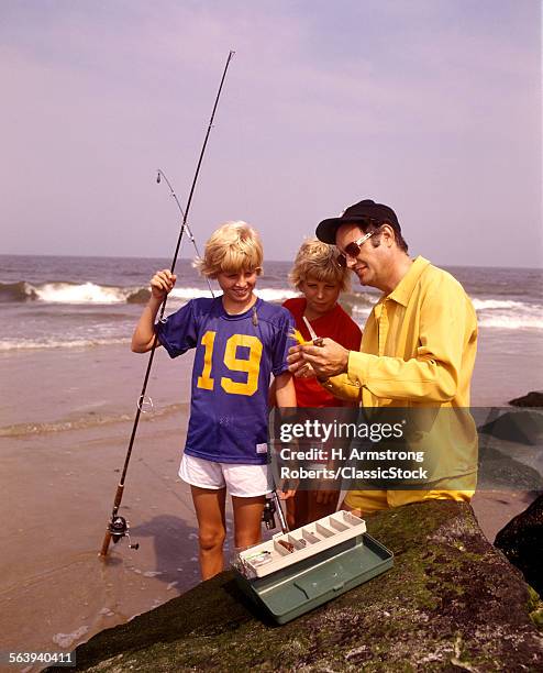 1970s MAN FATHER TEACHING 2 BOYS SONS FISHING GEAR BEACH SURF OCEAN CITY NEW JERSEY