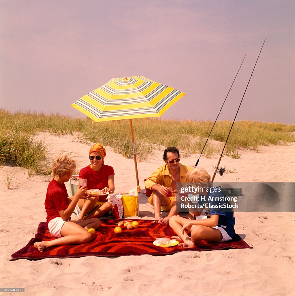 1970s FAMILY BEACH SHORE...