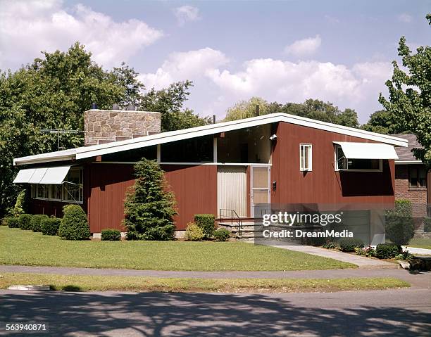 Split Level House Exterior Photos and Premium High Res Pictures - Getty ...