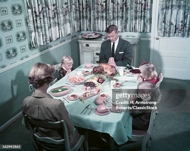 1950s FAMILY SAYING GRACE BEFORE THANKSGIVING TURKEY DINNER MOTHER FATHER 3 CHILDREN