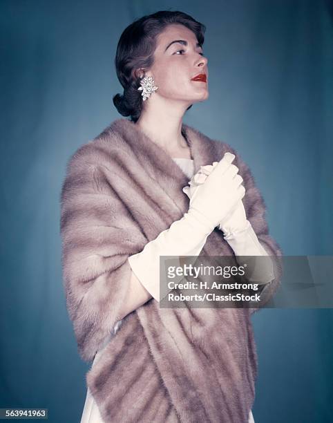 1950s HIGH FASHION ELEGANT WOMAN IN FUR STOLE KID GLOVES AND DIAMOND EARRINGS