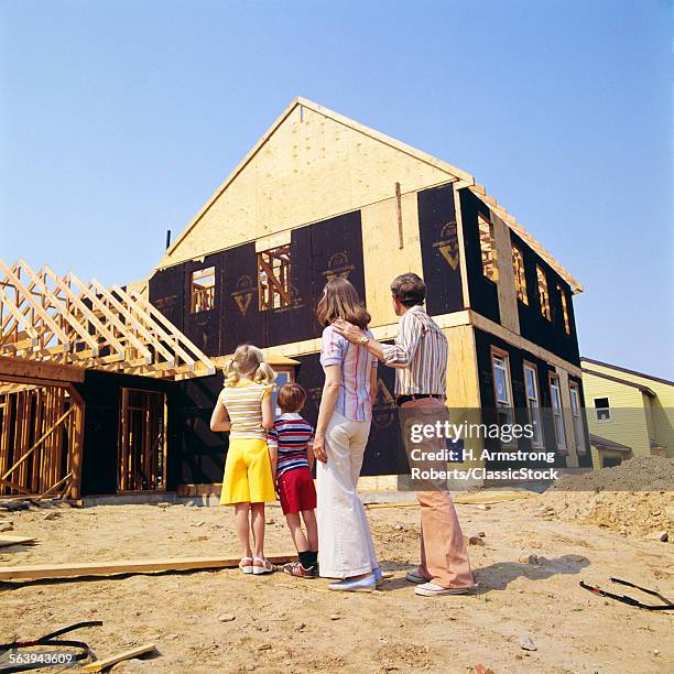 FAMILY IN FRONT OF A HOUSE