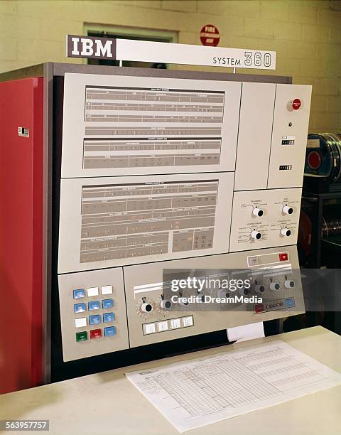 Computer Console 1960 1960 Computer Stock-Fotos und Bilder - Getty Images