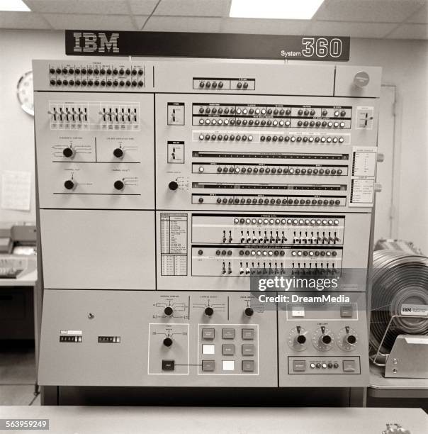 Mainframe Computer 1960 163 Mainframe Computer System Stock Photos, High-Res Pictures, and ...
