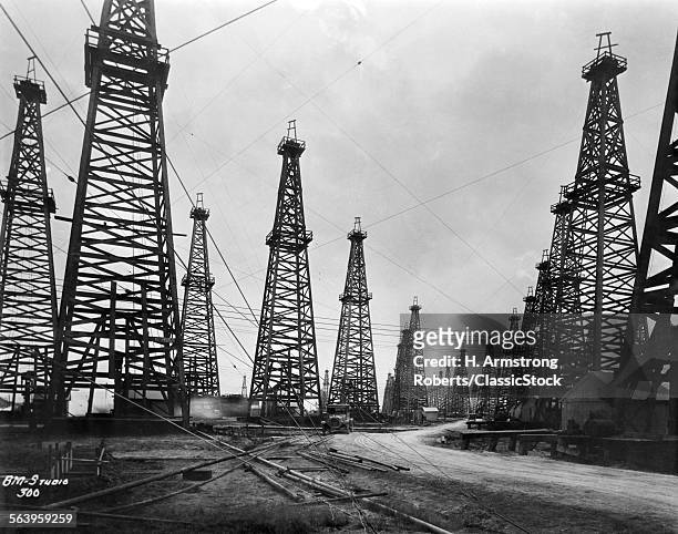 1900s 1901 FAMOUS SPINDLETOP OIL FIELD BEAUMONT TEXAS ROWS OF WOODEN OIL RIGS DERRICKS