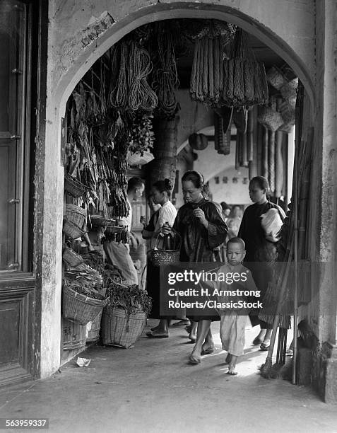 1930s 1940s COVERED SIDEWALK MARKET STREET SCENE IN SINGAPORE SHOP SHOPPING LOCAL LITTLE ASIAN BOY WITH MOTHER IN MARKET