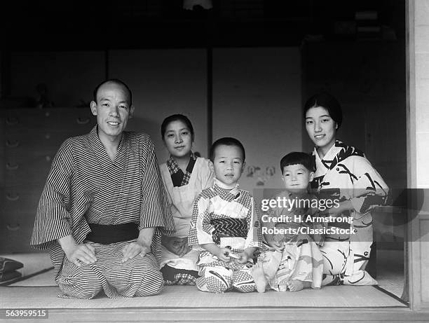 1930s TYPICAL JAPANESE FAMILY OF 4 WITH MAID SERVANT AT HOME PORTRAIT
