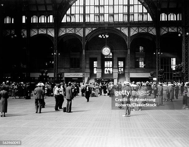 1930s PENNSYLVANIA PENN STATION NEW YORK CITY RAILROAD STATION PEOPLE PASSENGERS TRAVELERS TRANSPORTATION
