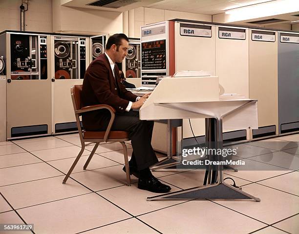 467 Computer 1970 Stock Photos, High-Res Pictures, and Images - Getty ...