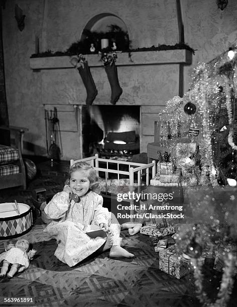 1950s SMILING LITTLE GIRL CHRISTMAS TREE TALKING ON TOY TELEPHONE