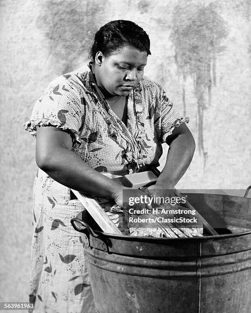 1930s AFRICAN-AMERICAN WOMAN WASHING SCRUBBING CLOTHES ON WASHBOARD IN A GALVANIZED ZINC WASHTUB