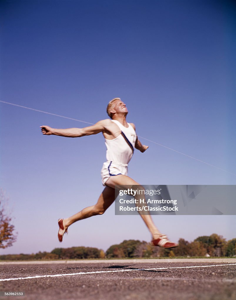 1960s RUNNER AT FINISH...