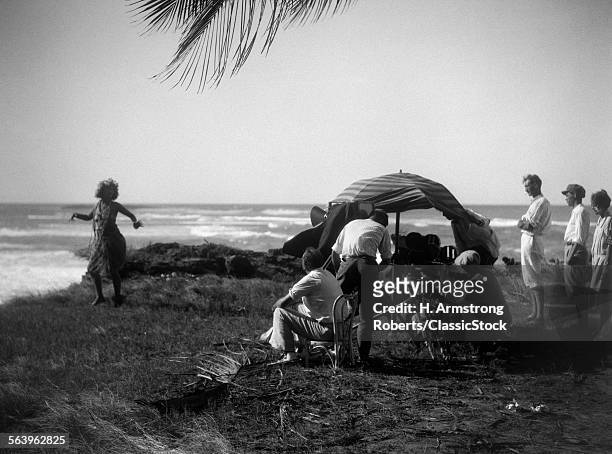 1920s MOVIE CREW FILMING GILDA GRAY IN GRASS SKIRT HULA DANCING IN ALOMA OF THE SOUTH SEAS SILENT MOVIE STILL