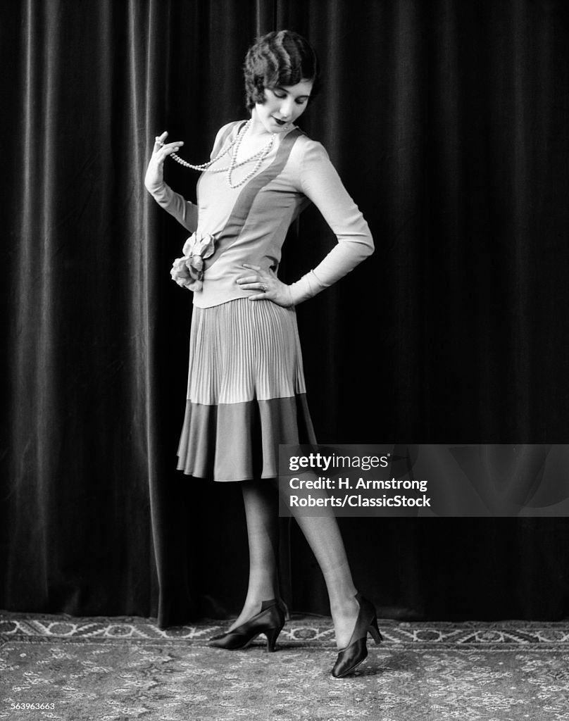1920s FLAPPER WOMAN POSING...