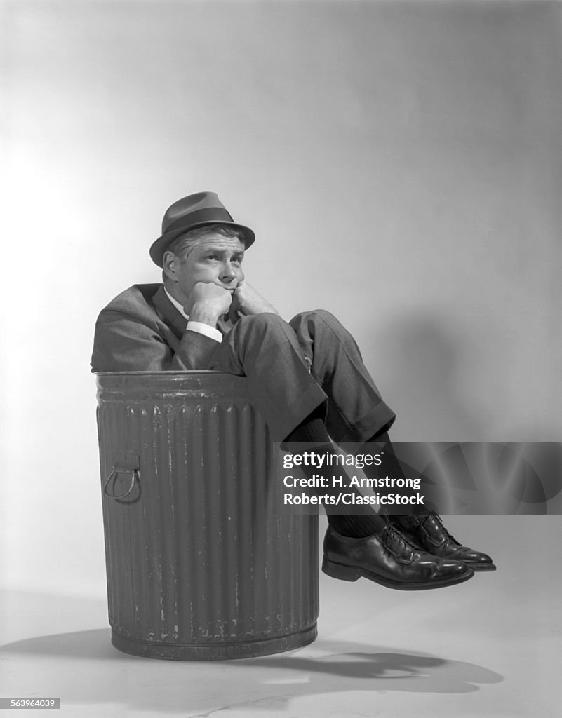 1960s BUSINESSMAN IN SUIT...