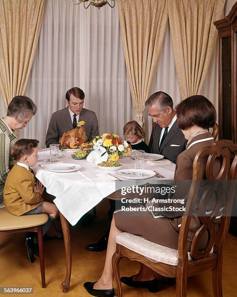 1960s 1970s THREE GENERATION FAMILY SAYING GRACE PRAYER THANKSGIVING DINNER