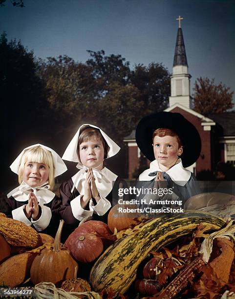 1970s THREE CHILDREN WEARING PILGRIM COSSTUMES SAYING GRACE BEFORE THANKSGIVINGX