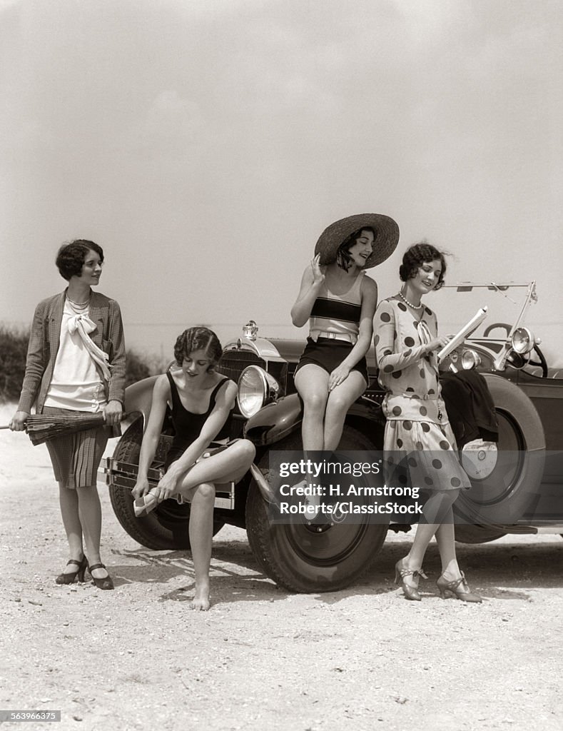 1920s GROUP OF FOUR WOMEN...