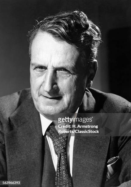 1940s ELDERLY MAN PORTRAIT BUSINESS SUIT LOOSENED TIE HAIR MESSED UP DISHEVELED UNTIDY MESSY APPEARANCE LOOKING AT CAMERA