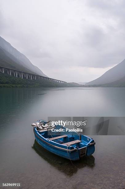 lonely boat, lago morto, vittorio veneto, treviso - morto stock pictures, royalty-free photos & images