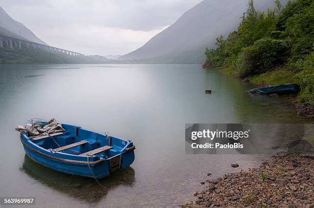 lonely boat, lago morto, vittorio veneto, treviso - morto stock pictures, royalty-free photos & images