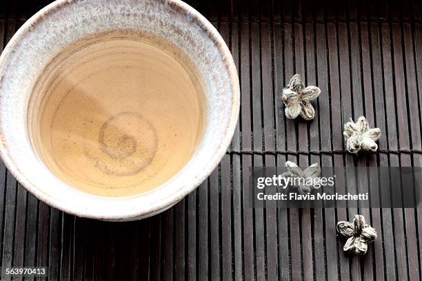 teacup and white tea shaped into flowers - chá branco imagens e fotografias de stock