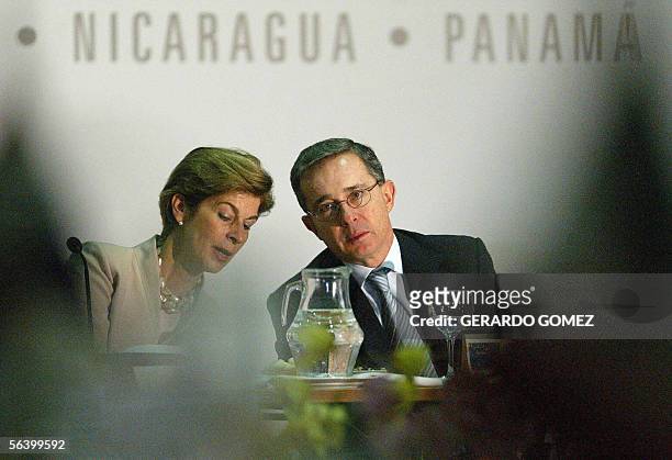El presidente de Colombia Alvaro Uribe dialoga con su canciller Carolina Barco durante la apertura de la Cumbre de Cancilleres y Ministros de Energia...