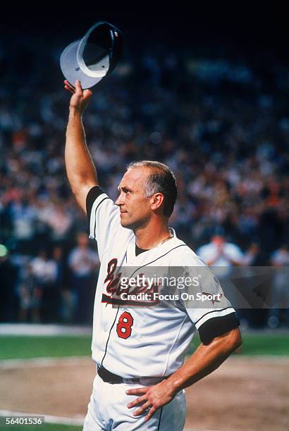 Cal Ripken Jr. Baltimore Orioles Unsigned Acknowledge Fans for Playing in  His 2131st Consecutive MLB Game Photograph