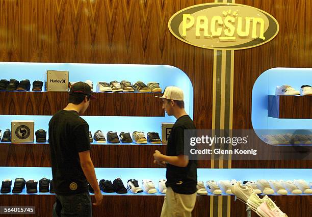 Pacsun Racks 670 Pacsun Store Photos & High Res Pictures - Getty Images