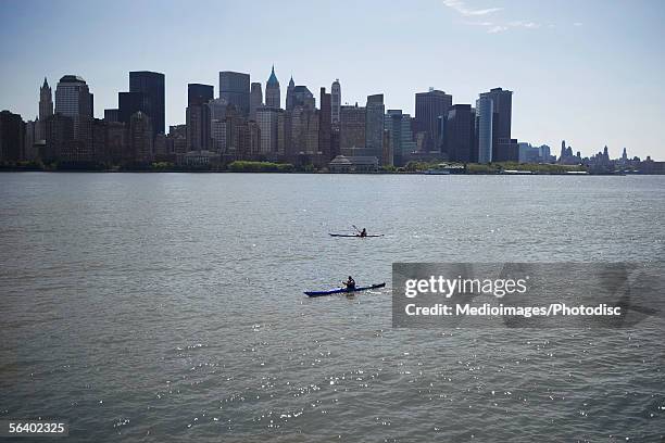 kayakers on the hudson river in front of new york city skyline, usa - hudson stock-fotos und bilder