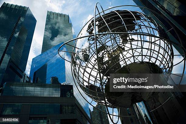 world globe, manhattan, ny, usa - 雲 造形 ストックフォトと画像