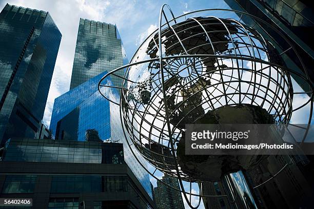 world globe, manhattan, ny, usa - 地球雕像 個照片及圖片檔