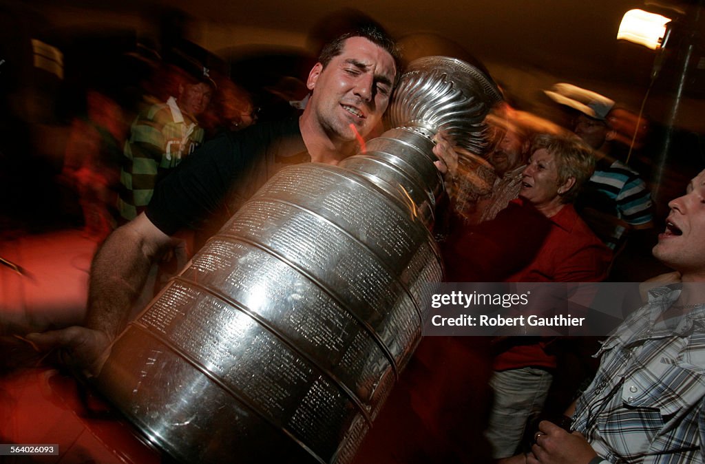 Francois Beauchemin serenades his friends, family and the Stanley Cup with a heartfelt rendition of