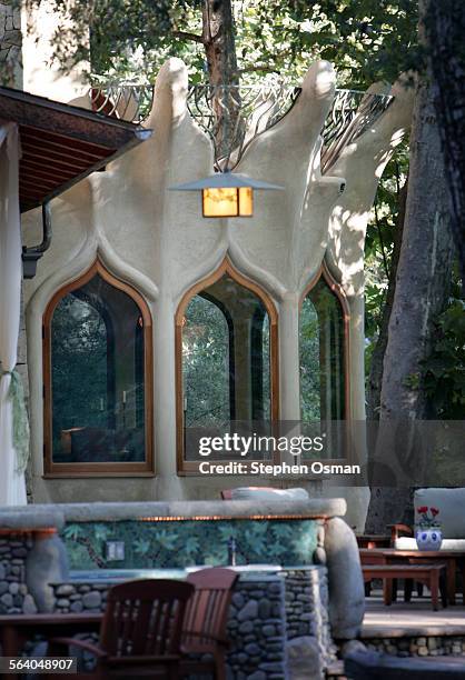 Architect Mark Whitman and his wife Julia own a house built around a tree, enlarged from a 1930's cabin. The ground floor is built around the trunk....