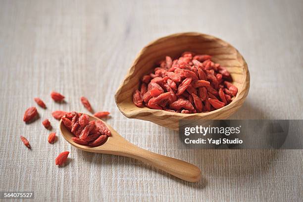 wolfberry(goji berry) - bocksdornfrucht stock-fotos und bilder