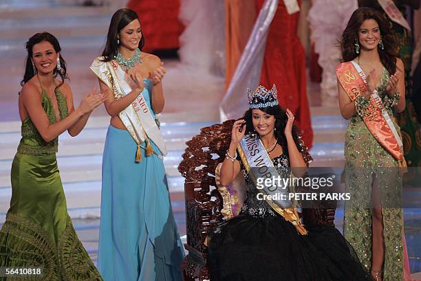 Miss World 2004 Maria Julia Mantilla Garcia of Peru applauds after handing over her crown to 2005 winner Miss Iceland, Unnur Birna Vilhjalmsdottir on...