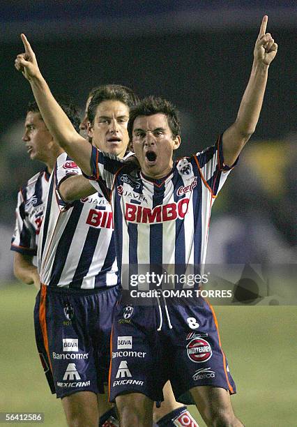 Luis Perez de Monterrey, festeja con Guillermo Franco luego de convertir de tiro penal un gol a Tigres, en el segundo partido semifinal del Torneo...