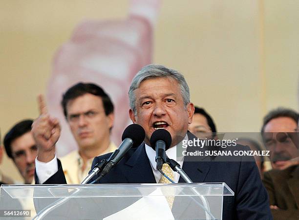 Andres Manuel Lopez Obrador del Partido de la Revolucion Democratica , habla tras tomar juramento como candidato oficial de su partido para las...