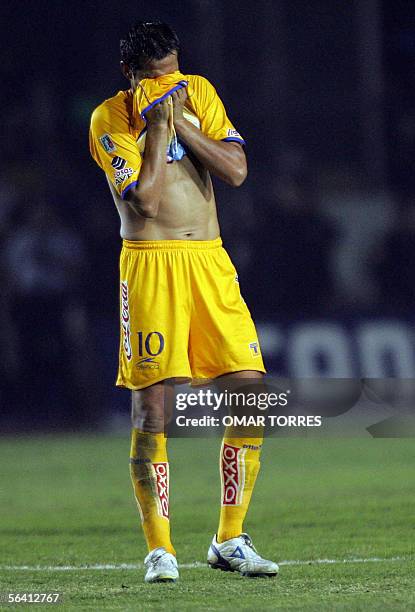 Walter Gaitan de Tigres se lamenta al final del partido semifinal ante Monterrey por el Torneo Apertura 2005 del futbol mexicano, el 10 de diciembe...