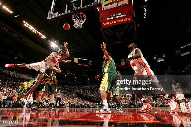 James Augustine of the Illinois Fighting Illini shoots over Ivan Johnson of the Oregon Ducks during the Pape Jam on December 10, 2005 at The Rose...